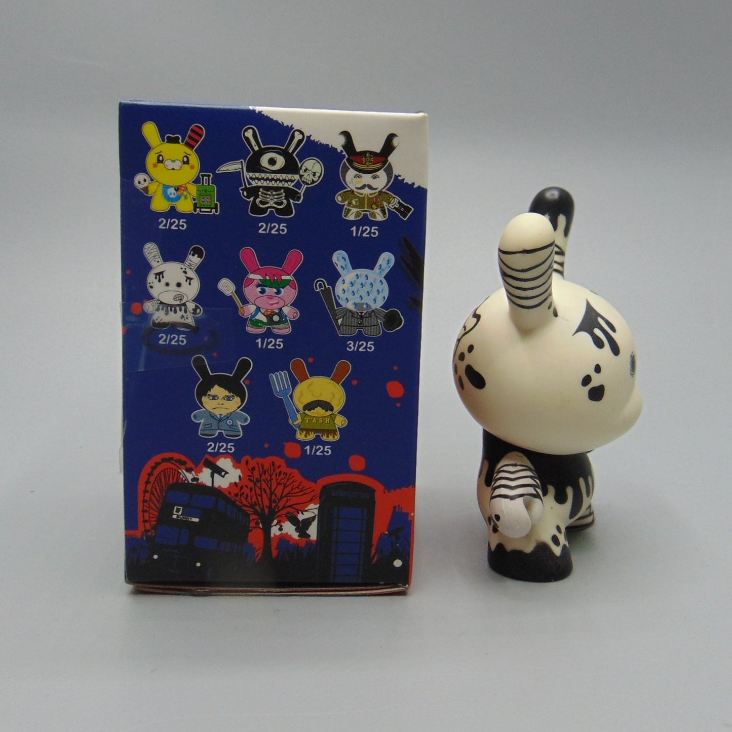 Uamou - KidRobot Dunny Ye Olde English