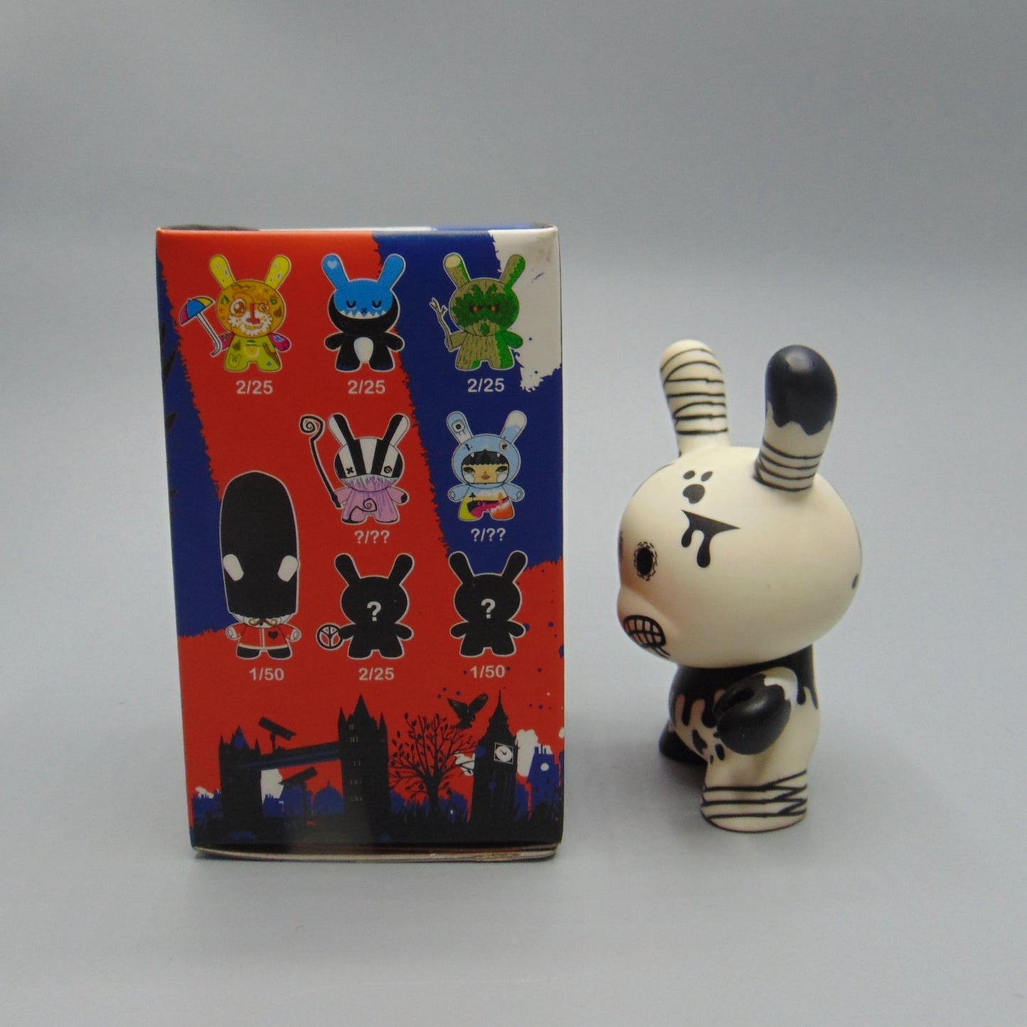 Uamou - KidRobot Dunny Ye Olde English